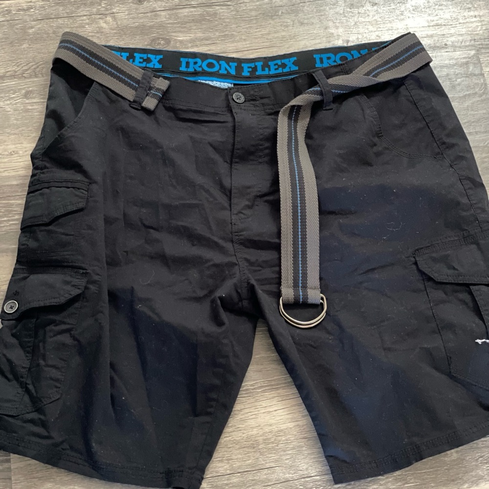 Iron Flex Cargo Shorts with belt -Size 40 New without tags Black